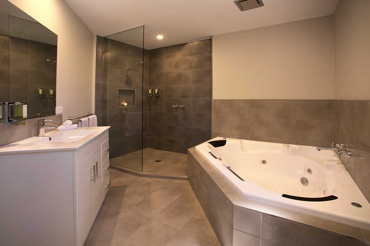 Luxury King Spa Studios